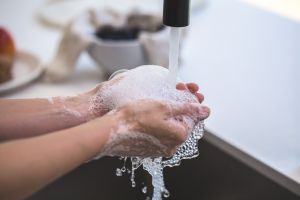 Handen wassen contactlenzen