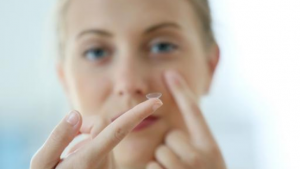 Tips voor het indoen van je contactlenzen
